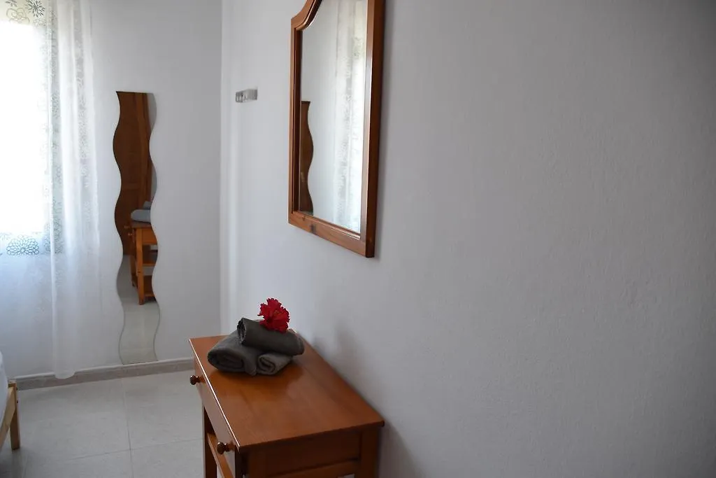Alhambra Apartamentos Tias
